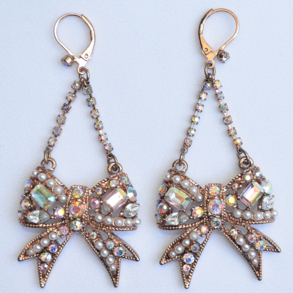 Betsey Johnson Hanging Hearts Boost Crystal AB Pearl Bow Earrings RARE